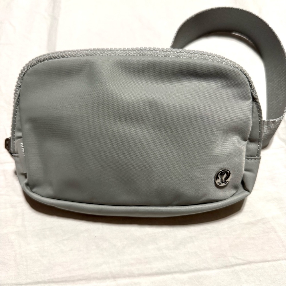 Lululemon Everywhere Belt Bag 1L Light Gray Chest Bag Silver Tone Athleisure